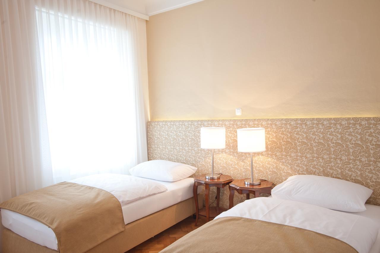 Stadthotel Zur Goldenen Krone Weiz Kültér fotó